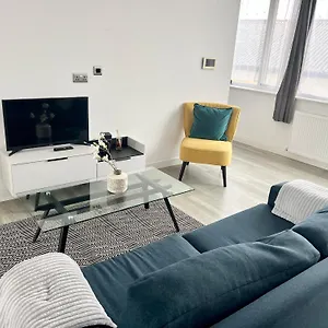 Modern Two Bedroom With Super Fast Wifi Apartment