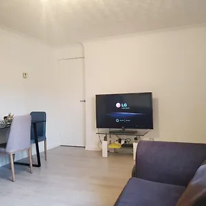 2 Bedroom Flat Near Heathrow Airport Holiday home
